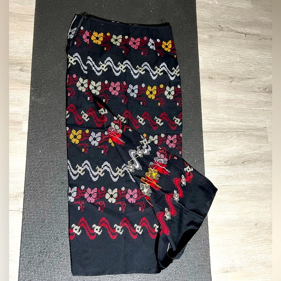 Burmese classic handmade wavy and floral long skirt with zip. Designer tailored. - Picture 5 of 6